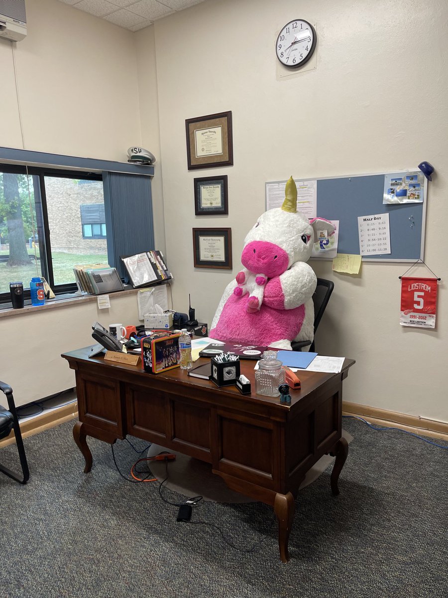 KennethMilch's tweet photo. There is a visitor in my office this morning. I have so many questions. https://t.co/NqadorcLIY