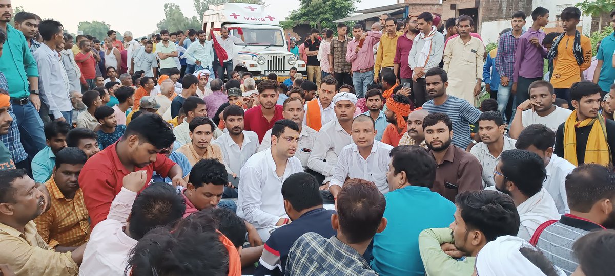 SawarnArmychief's tweet photo. मया ब्लॉक अयोध्या में लड़की को न्याय दिलाने के लिए लड़की के लाश के साथ 5 घंटे से धरने पर बैठे हैं कोई भी जिम्मेदार अधिकारी अभी तक मिलने नहीं आया। 
#JusticeForSaritaPandey
@Uppolice @dgpup @myogiadityanath @CMOfficeUP @DDNewslive @BBCBreaking @aajtak @News18UP https://t.co/GYjL42H3MI