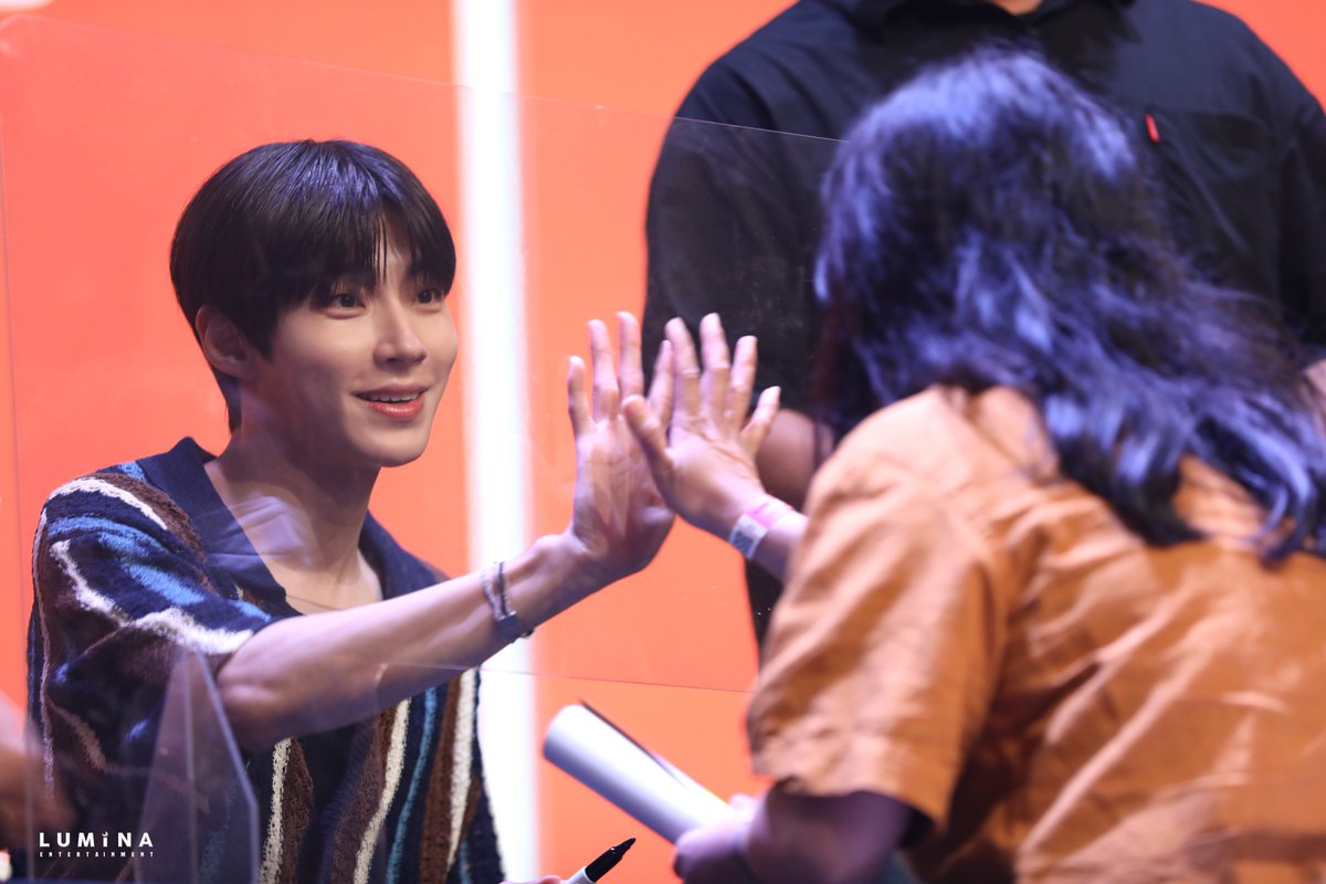 luminaent's tweet photo. Still cannot move on from the euphoria 🥰🧡

Here are official photos from 2022 HWANG IN YOUP 1st Fan Meeting in Jakarta.

(1/3)

#황인엽 #HWANGINYOUP #APPLEWOOD #KEYEAST #LUMINAENT #HIYinJKT https://t.co/LjzMtDtXkP
