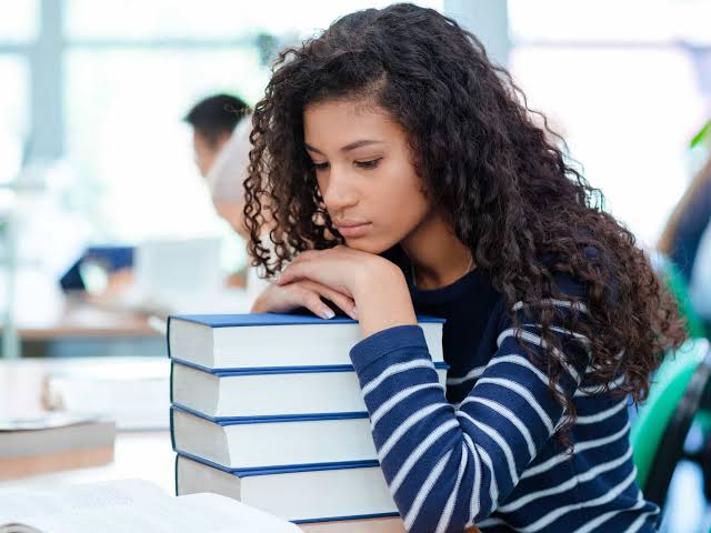 SefuraMarry's tweet photo. #Ulmustfall
How do they expect students to study while being stressed about financial issues ,paying rent with living allowance . What's happening to those who don't even get financial support from anyone?

#ULmustfall 
@DrBladeNzimande 
@eNCA 
@ThobelaFMYaka https://t.co/pffpl5OQUq