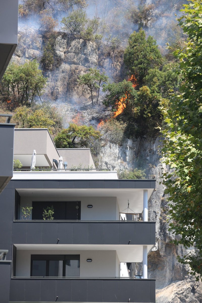 PhotoSebt's tweet photo. Les flammes de nouveau aux portes des habitations à #Voreppe 
@sdis38 #Incendie #FeuxDeForet #isere #chartreuse https://t.co/PXfAP6rMxv