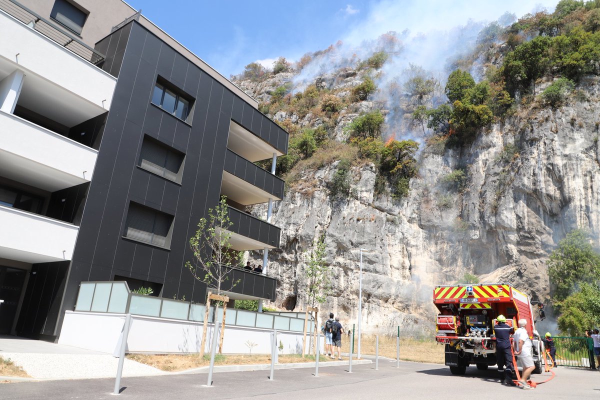 PhotoSebt's tweet photo. Les flammes de nouveau aux portes des habitations à #Voreppe 
@sdis38 #Incendie #FeuxDeForet #isere #chartreuse https://t.co/PXfAP6rMxv