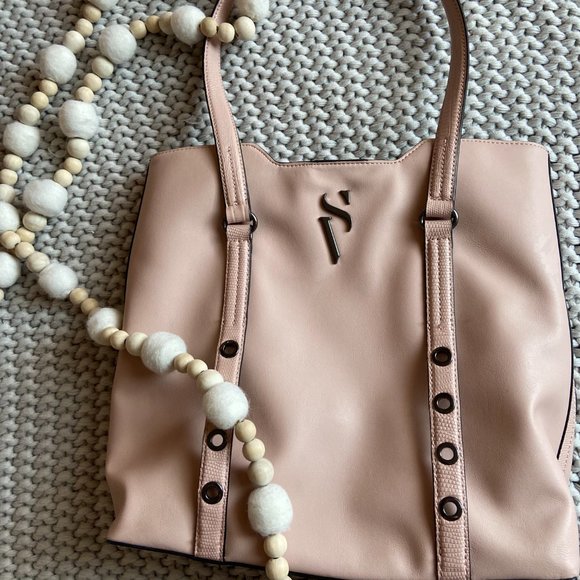 mrsascott98's tweet photo. So good I had to share! Check out all the items I'm loving on @Poshmarkapp from @zenlovefinds @wtf_hales #poshmark #fashion #style #shopmycloset #bcbgeneration #michaelkors #simplyveraverawang: https://t.co/TOGYeaGPcm https://t.co/eGPcN6bXYT