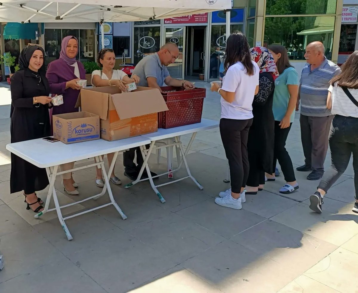 Muharrem ayı dolayısıylaBigaAkParti KadınKolları başkanımız NesrinSirkeci veYönetim kurulu üyelerimizle hemşerilerimize paylaşmanın sembolü olan #aşure ikramında bulundular.Aşurenin verdiği birlik mesajını alabilmek duasıyla
Cenab-ıAllah bizleri birlikten beraberlikten iyilikten