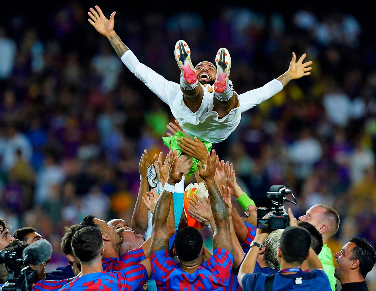 mterstegen1's tweet image. Legends always will be legends. You deserve this! @DaniAlvesD2