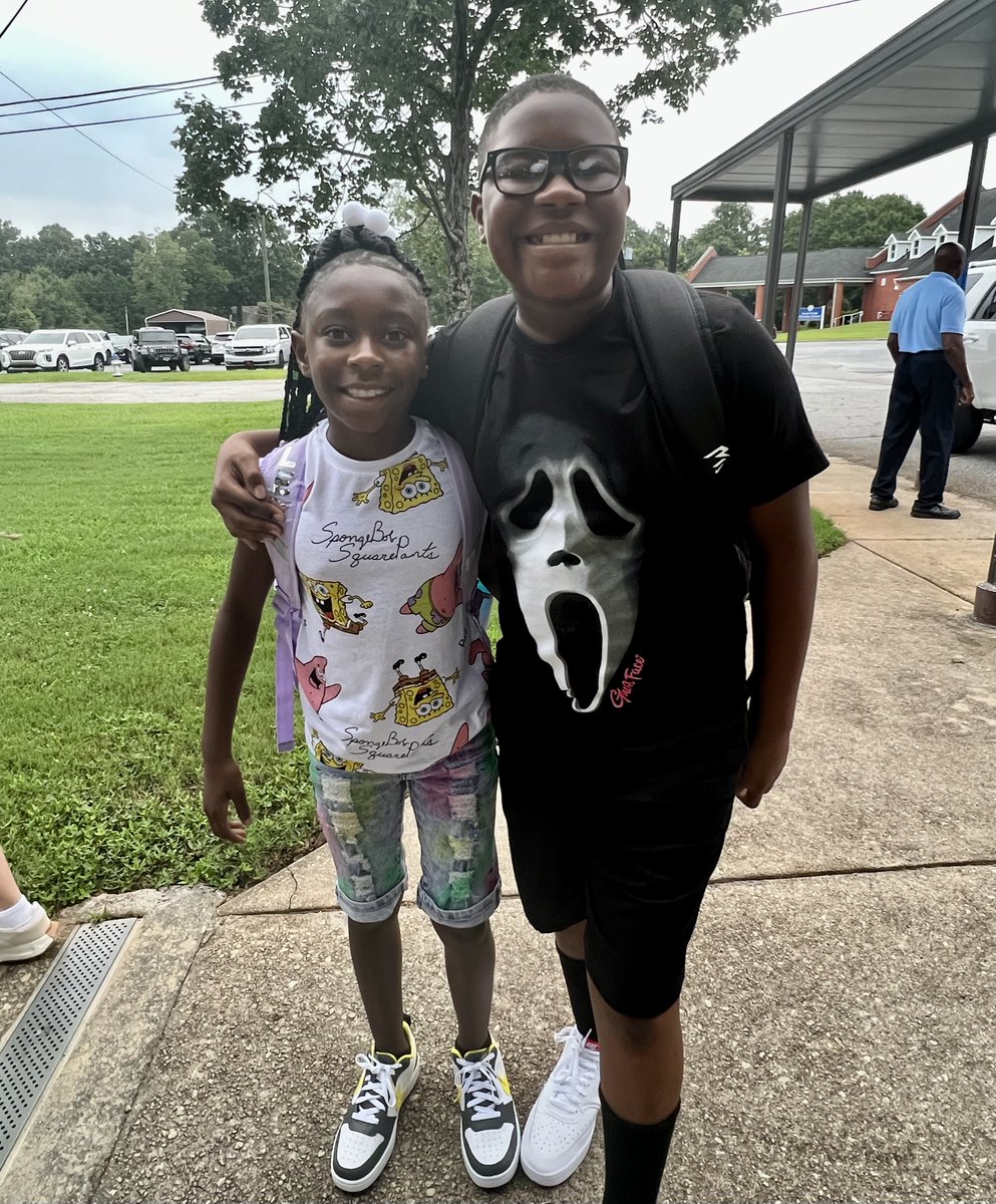 SocialCircleEle's tweet photo. SCES staff and students are excited to be poppin' back into a great school year! #scallin https://t.co/I8qbksF1ez