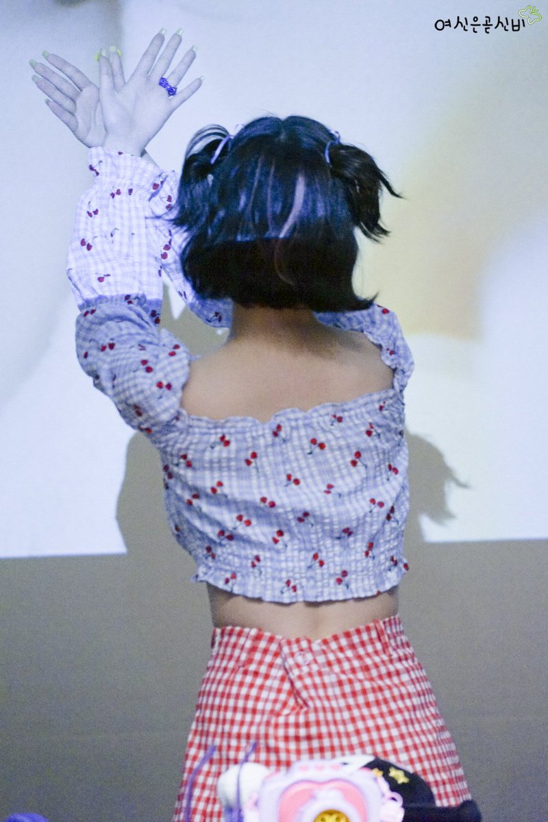 무표정일 더 강아지 같은듯~♡♡
🦋 손모양도 이쁘~♡♡

#은하 #EUNHA #비비지 #VIVIZ_LOVEADE #viviz #여신은곧신비 #220724 #DMC팬싸 #러브에이드 #LOVEADE <a href="/VIVIZ_official/">VIVIZ</a>