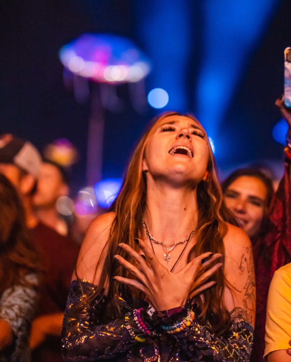 veefizzy's tweet image. my friend found these pics of me on the forest page from the Fred Again set 😭