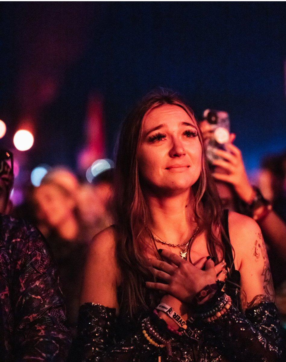 veefizzy's tweet image. my friend found these pics of me on the forest page from the Fred Again set 😭