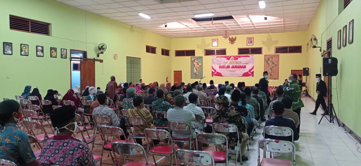 banguntapannews's tweet photo. Piket fungsi Polsek Banguntapan pantau pelantikan Pamong Kelurahan Banguntapan untuk kepala Dukuh Jaranan Banguntapan Bantul.Giat dihadiri forkompinkap Banguntapan Bantul

#banguntapanbantul #pelantikandukuh #jaranan #polsekbanguntapan #forkompinkap #pamong #kalurahanbanguntapan https://t.co/MTSl3nfuVU
