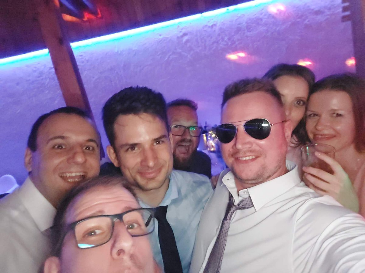 attilagyongyosi's tweet photo. Szombati (vasárnap hajnali?) flashback, zseniális partyka volt @steve_biro esküvőjén!
/cc @Zaemon22 @mihailgorbacsov @PushyViktor #mutri https://t.co/oqXRJlBWVd