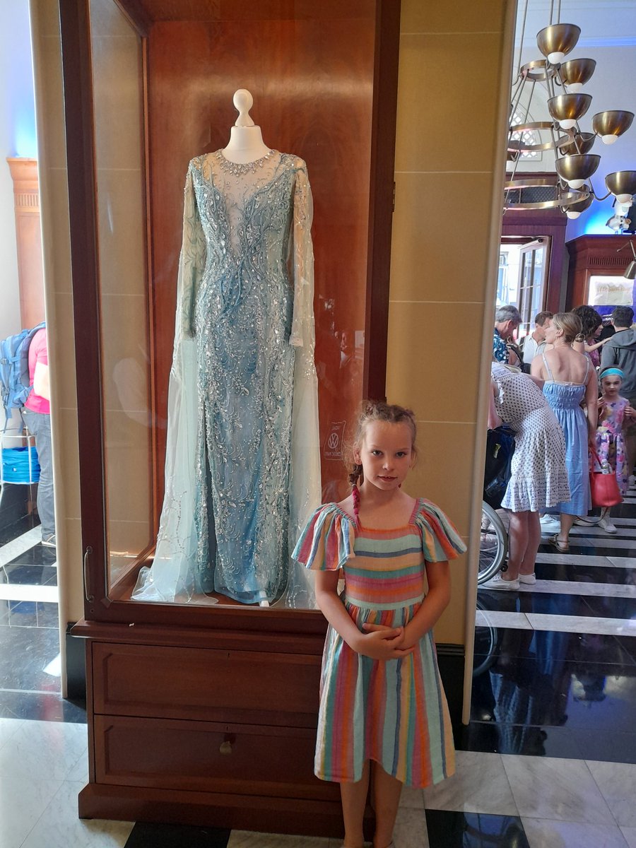 Kimmielmer's tweet photo. What a busy day being a tourist in London. The Changing of the Guard at Buckinham Palace, watched Frozen the musical, Covent Garden a jount down to Trafalgar Square small walk further on to the Big Ben and the houses of Parliament. https://t.co/djLANWUKBb