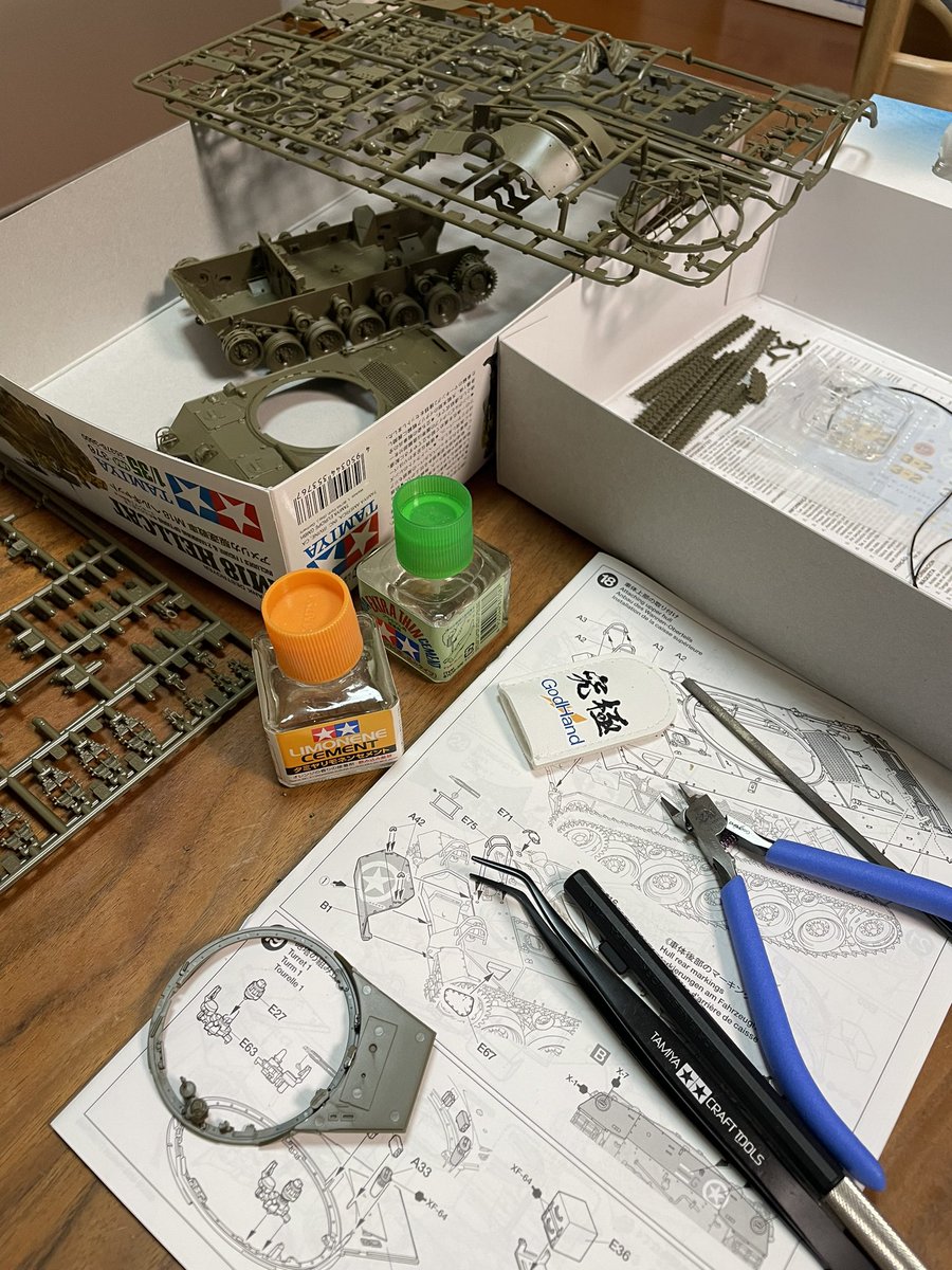 #戦車模型上達の近道
#戦車模型
これ見ながら初戦車してます。
塗料も揃えたので盆休み中には完成させたい！