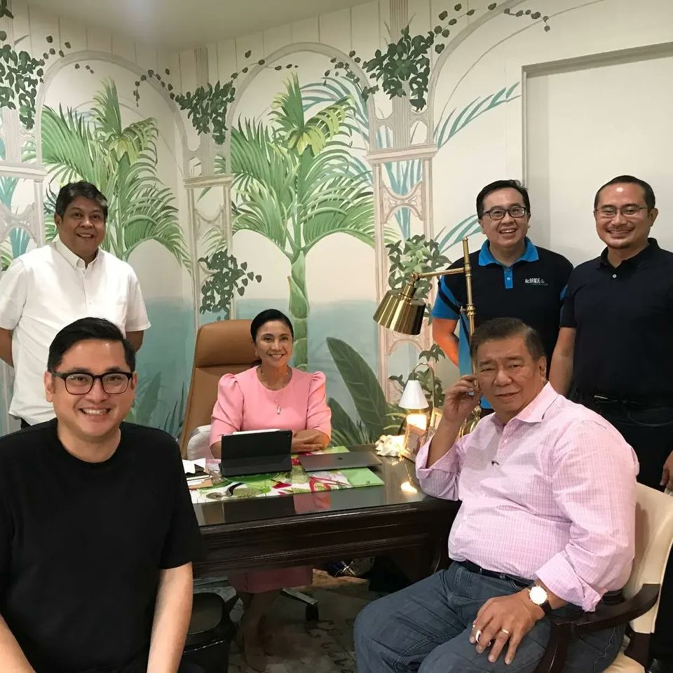 Lunch meeting with former VP Leni in her Angat Buhay Office at Cordillera St. Quezon City. Yung wallpaper/painting parang farm ang dating😄 Ayos ba? Sana masarap ulam ninyo mamaya.