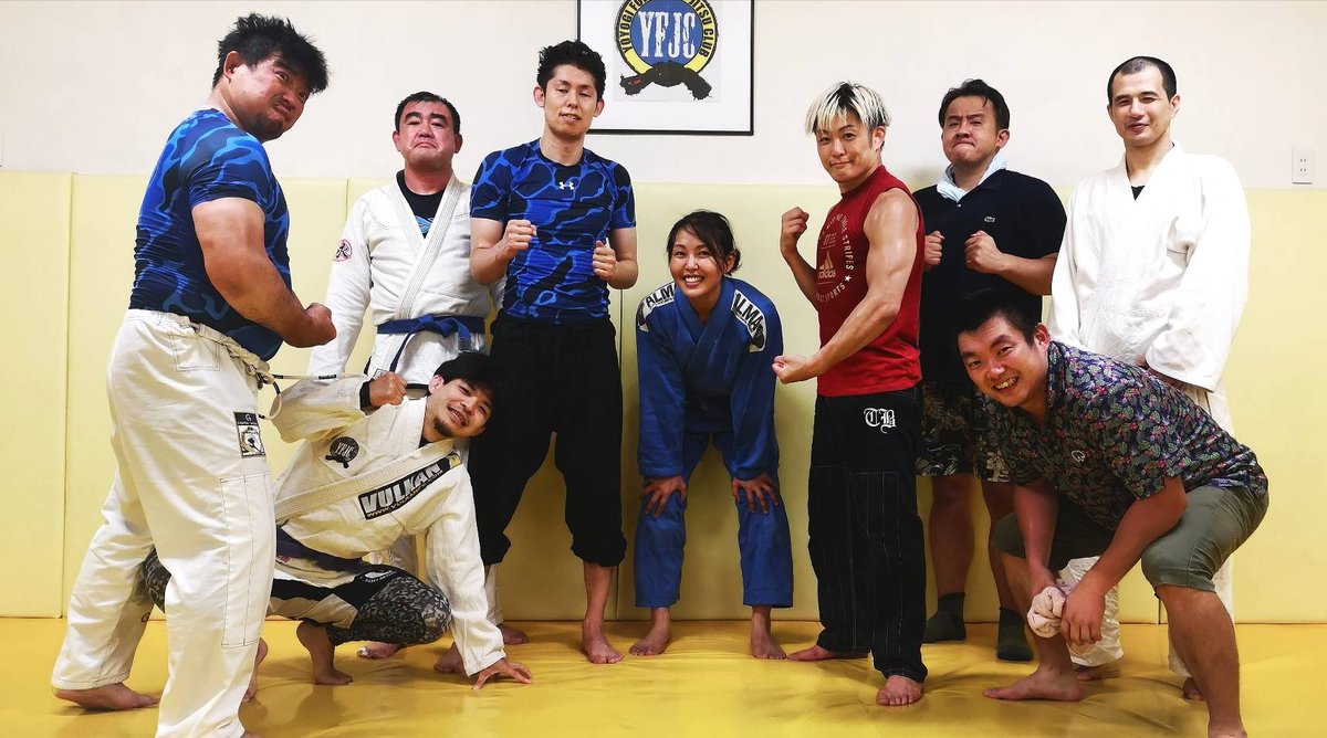 BjjForest's tweet photo. ZSTで名勝負を繰り広げた「体操のお兄さん」こと、FIGHTER’S FLOW代表の上田貴央選手が遊びに来てくれました！器械体操出身だけに三次元感覚の寝技で会員さんとスパーを繰り広げました。すごく刺激になりました。有難うございました！#新規会員募集中 #代々木上原 #ブラジリアン柔術 #BJJ https://t.co/sxQPK6ZBfa