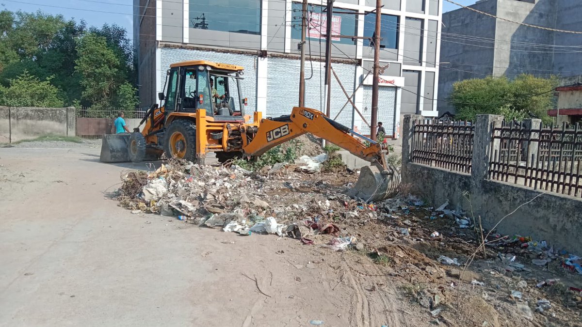WelfareSectorB's tweet photo. Due to the negligence of government authorities for cleaning and maintenance of Sector-B, the Welfare Association of Sector-B took necessary actions themself. @CMOfficeUP @AdminLKO @LMC_IECofficial @LkoDevAuthority @mp_kaushal @RajeshwarS73 @Uppolice @lkopolice https://t.co/CH7R97U3g4