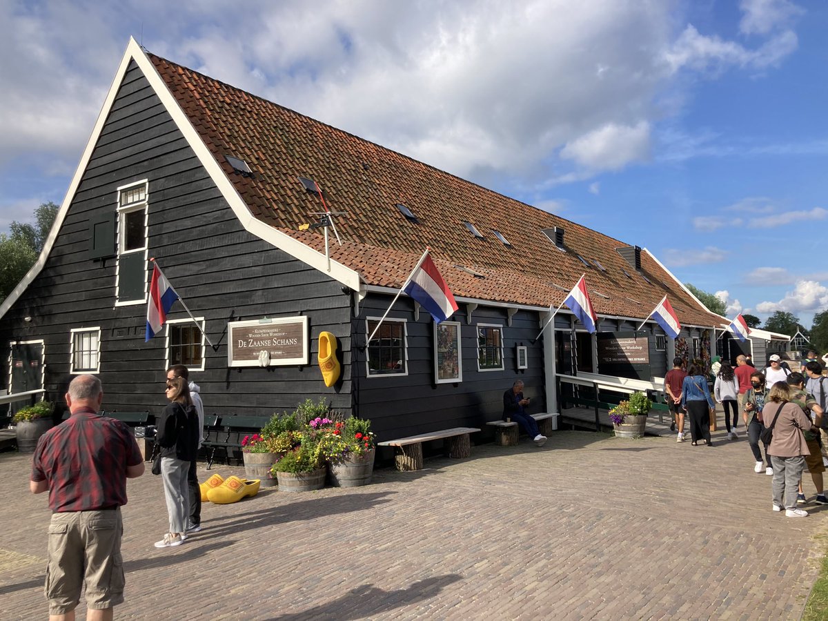 euro_tour's tweet image. アムステルダム(オランダ)。
アムステルダム中央駅に隣接するバスターミナルから391番バスにて、ザーンセ・スカンスにやって来ています。
本日の風景より①