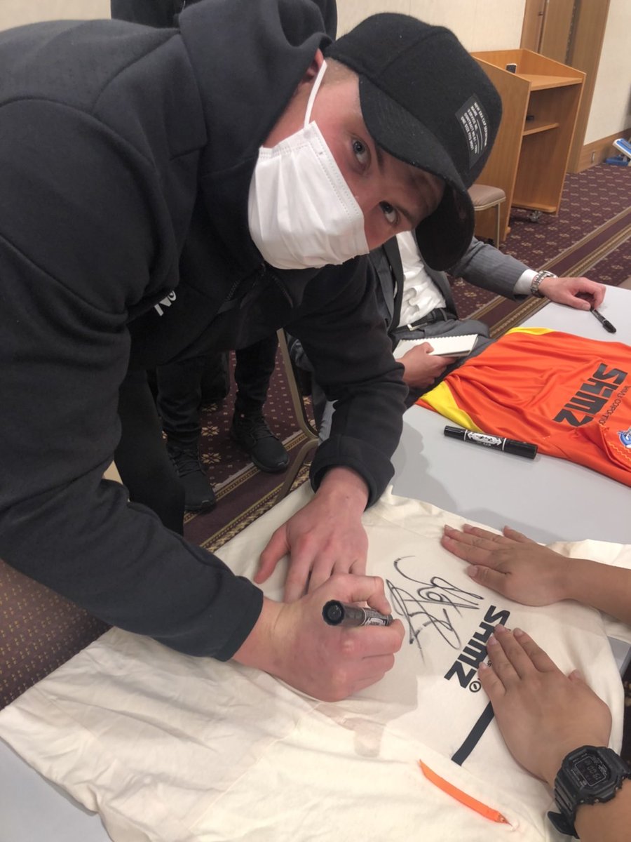 #未公開ショット
サインしているところもイケメンの 
#ジョンベン・コッツェ <a href="/JohnnyKotze/">Johnny Kotze</a> 
全体練習がもう少しで始まりますのでJKのTwitter登場を心待ちにしている皆様、もう少々お待ちください🦈✨