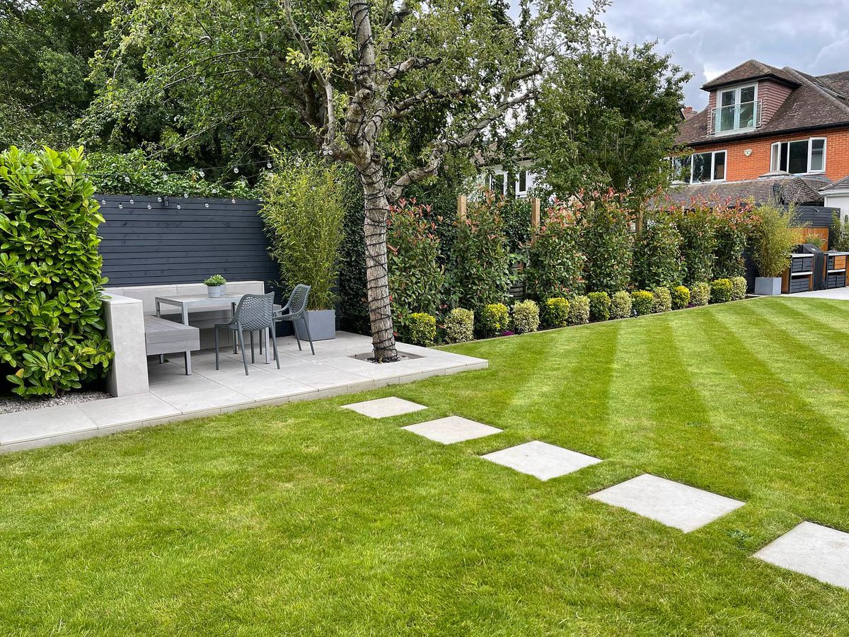 HayterMowers's tweet photo. Today’s #MondayMotivation comes courtesy of DnB Gardening, who gave this garden the perfect finishing touches.
There’s nothing like a striped lawn to bring it all together!
For stripes like these, only a #HayterMower will do!
Get yours:
https://t.co/9pEfcsGPVx https://t.co/gUlGwEi8Mo