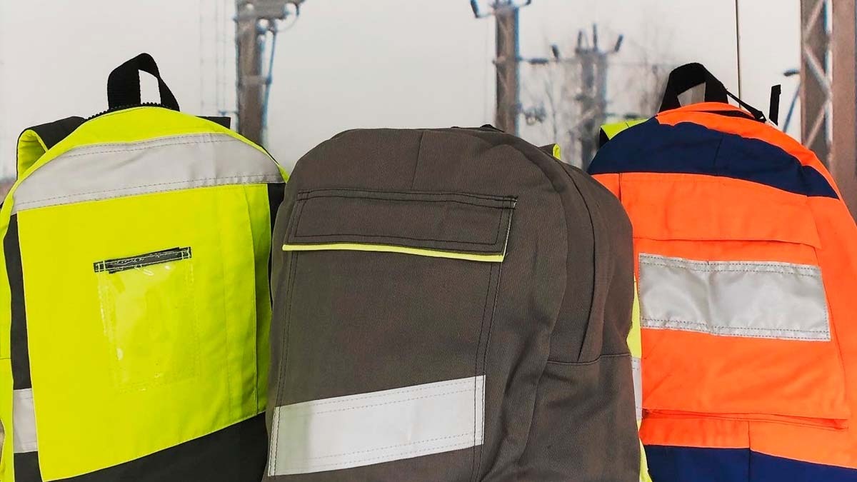 NRC_Finland's tweet photo. Toivotamme iloista ja turvallista alkavaa kouluvuotta!​ Lahjoitimme Hope ry:n kautta noin sata vanhoista työvaatteistamme tehtyä heijastavaa koulureppua, jotka ansaitsivat vastuullisesti uuden elämän. 💚​

@Hopeyhdistys  #NRCGroupFinland #BecauseTomorrowMatters #KestäväInfra https://t.co/C5nCjNhjhs