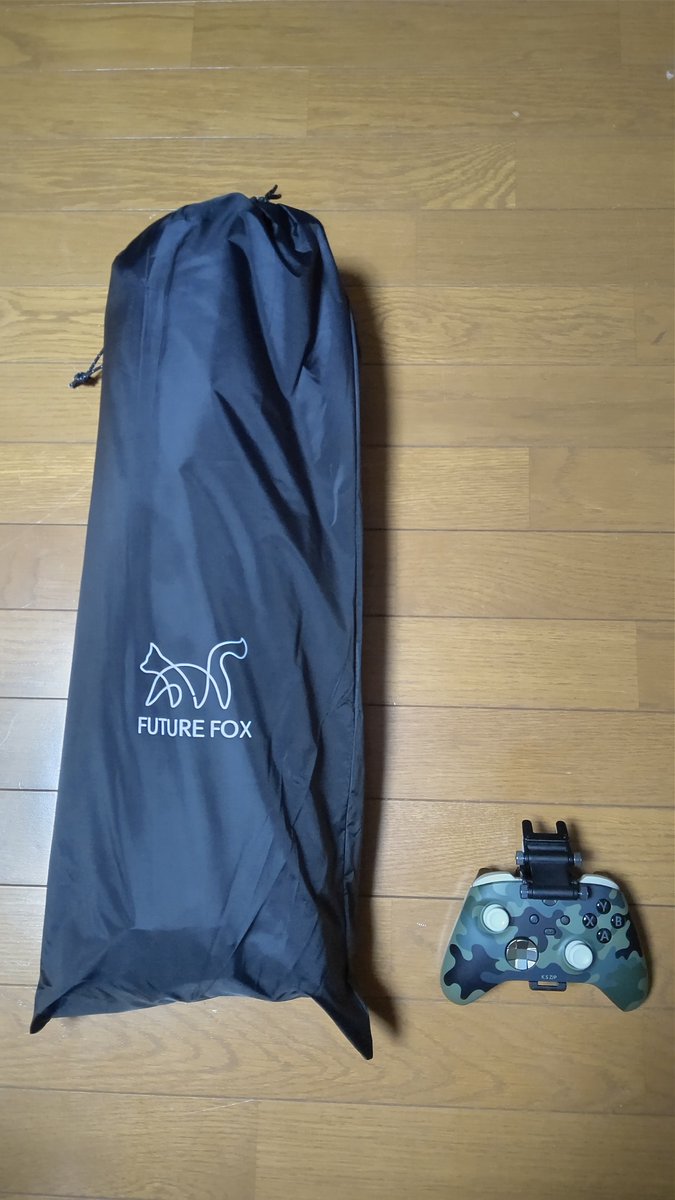 k_s_zip's tweet photo. 冬春ソロ用テント #FOX_BASE 専用の、グランドシートが届いてたのを検品。やや重く分厚い感じのグランドシートで、黒色の面が地面側になる。隅のベルクロを止めるとバスタブ状になり、土や砂や雨水除けになるようだ。
ただコレはテント収納袋とは別運搬になりそうだw #FUTUREFOX https://t.co/VmX6IFI1FI