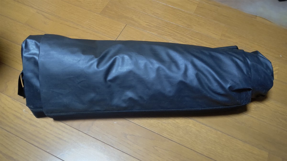 k_s_zip's tweet photo. 冬春ソロ用テント #FOX_BASE 専用の、グランドシートが届いてたのを検品。やや重く分厚い感じのグランドシートで、黒色の面が地面側になる。隅のベルクロを止めるとバスタブ状になり、土や砂や雨水除けになるようだ。
ただコレはテント収納袋とは別運搬になりそうだw #FUTUREFOX https://t.co/VmX6IFI1FI