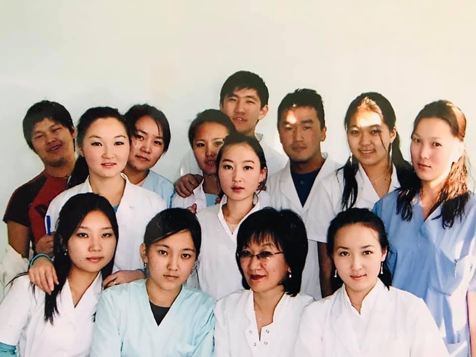 Алт Болд мэдрэлийн эмнэлгийн хүний их эмч анагаах ухааны доктор профессор Д. Өлзийбаяр шавь нарын хамт.