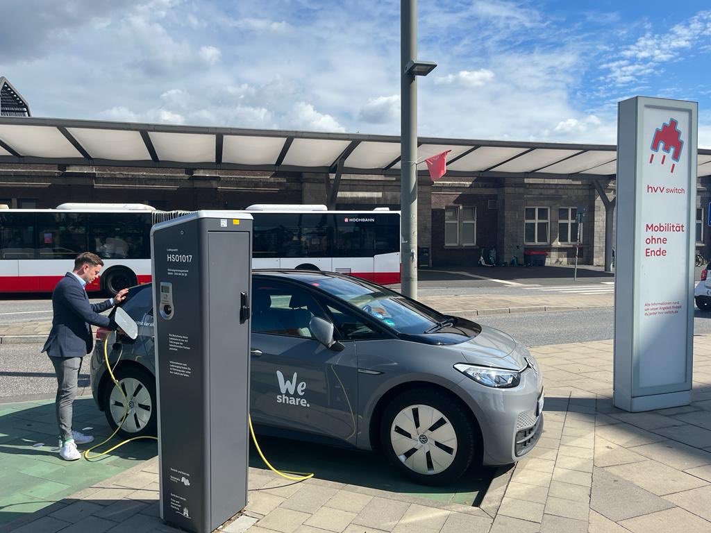 Für alle, die neben Bus und Bahn auch mal das Auto brauchen, gibt‘s ab morgen eine Neuheit in der #hvvswitch-App: <a href="/WeShare_DE/">WeShare is now MILES</a> und seine 800 Fahrzeuge! Alle vollelektrisch – so wie wir das lieben😊Heißt auch: Beim Ausbau der Ladesäulen an den hvv switch-Punkten geht's voran!
