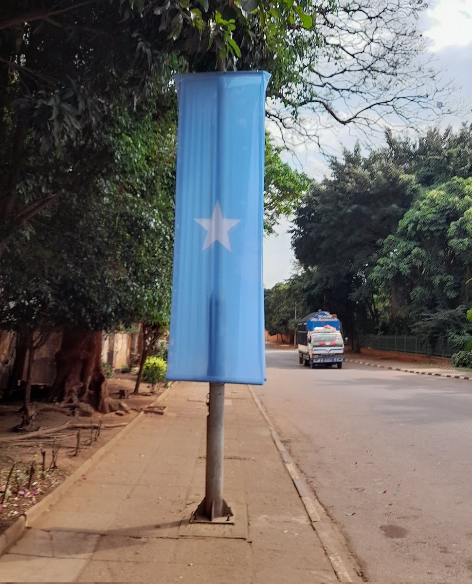 XasanGacaliye's tweet photo. #Madaxwaynaha Uganda, @KagutaMuseveni iyo dadwaynaha dalkiisa ayaa maanta si diiran #Kampala ku soo dhowaynayo Madaxweynaha #Soomaaliya, @HassanSMohamud iyo wafdiga ballaaran uu hoggaaminayo ee ka kooban wasiirrada #Arrimaha #Dibadda, #Gaashaandhigga iyo #Ganaacsiga #JFS.
1/3 https://t.co/tJTIzKwVcP