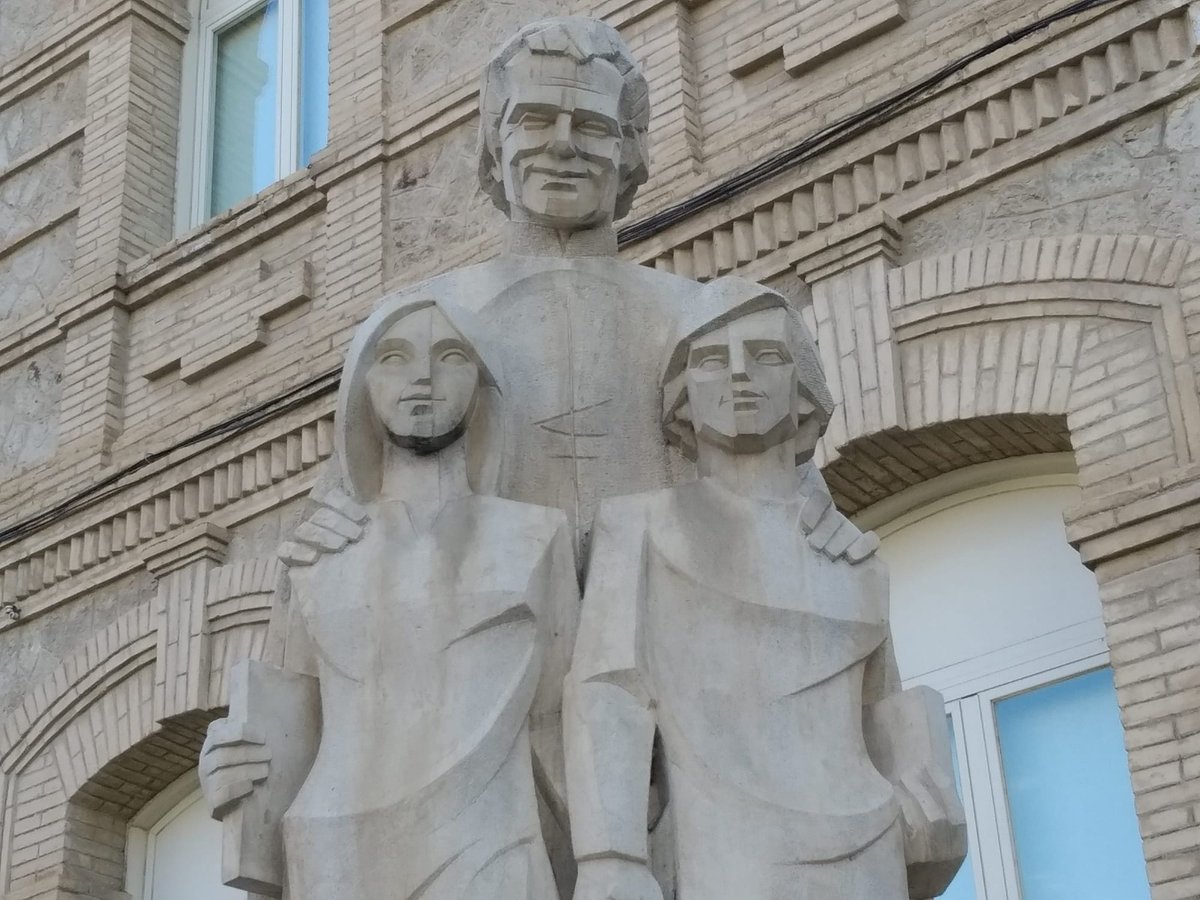 "El 9 a las 9" mañana comenzamos las fiestas🥳 poniendo la pañoleta a Don Bosco. Almuerzo 🥪 y 🍑 melocotón  
¡Os esperamos!🌿🌿