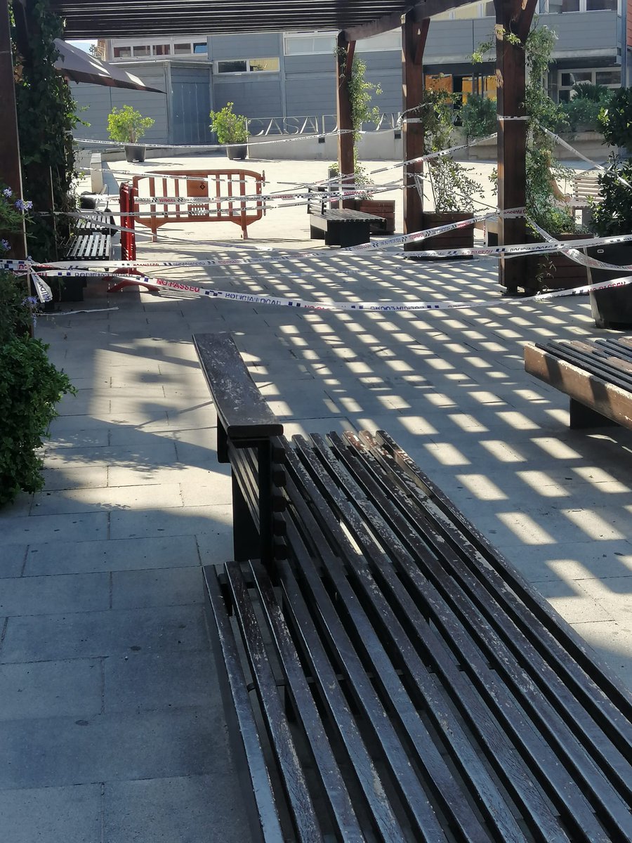 La pérgola utilizada por #AcampadaLlibertat para la protesta pidiendo un comedor social sigue secuestrada por <a href="/ajuntamentSPM/">Aj Santa Perpètua</a> de <a href="/SPMenComu/">Santa Perpètua en Comú</a> 
Otro Ayuntamiento del cambio que nos sale rana.