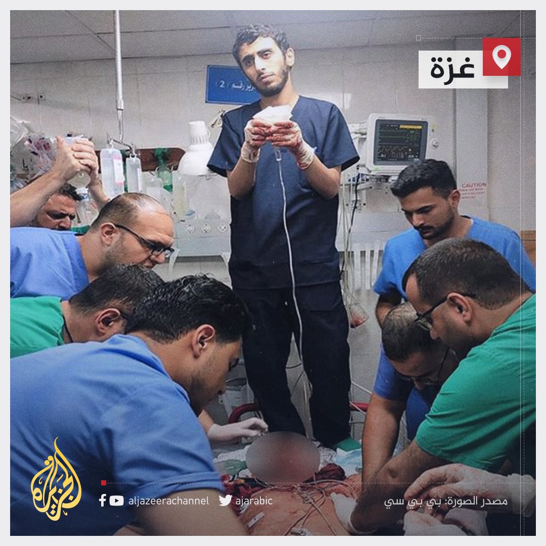 صورة مؤثرة تُظهر التفاف طاقم طبي فلسطيني حول أحد جرحى غارات الاحتلال على قطاع #غزة ويحمل أحد أفراد الطاقم "محلول العلاج" فيما تبدو عليه ملامح الإرهاق