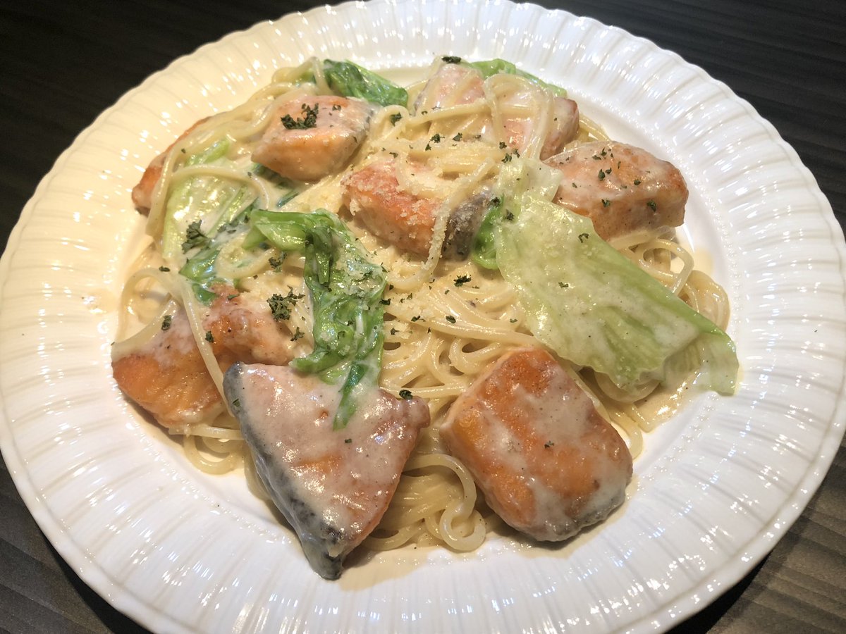 今日のちょっぴり早めの晩御飯は『サーモンとレタスのクリームパスタ』♪♪♪ という事で今夜も20:00〜のオープン♪