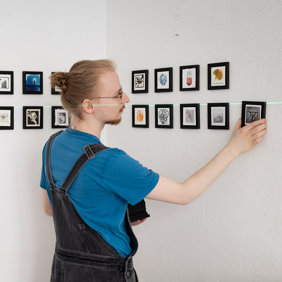 KISDonline's tweet photo. #StudentWork "Exhibition of Tiny Prints" – It all started with a tiny 3D-printed printing press, which began as an Intermediate project in 2018 and has evolved into a company and a worldwide community of printmakers. Now KISDstudent Martin Schneider created the first...

(1/3) https://t.co/DYEWmxiBO5