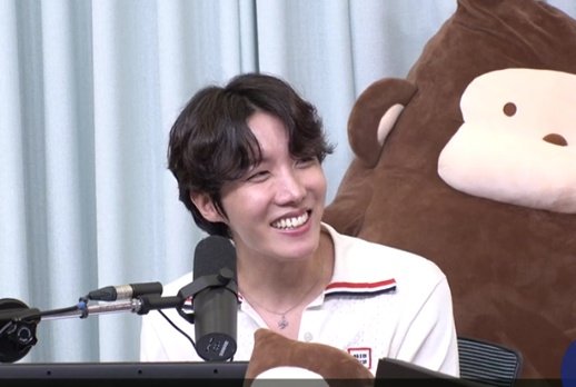 HoseokMexico's tweet photo. ㅡ 📄 | TRADUCCIÓN: j-hope en la Radio de Park Sohyu: 'Love Game'

🐿: Hola~ ¡Soy tu esperanza, j-hope!
🙍‍♀️: Aww, ¿podrías hacer ese pop off de la caja también? Lo haces tan lindo~
🐿 : *se esconde abajo y sale*
🐿 : Buu!!! Hola~~ ¡Soy tu esperanza j-hope! https://t.co/S6CoPjw5z5