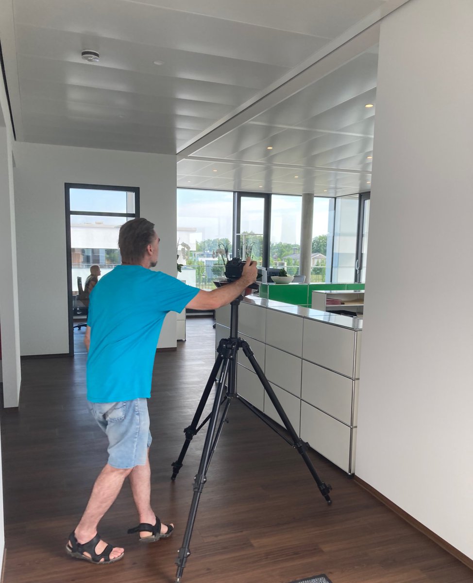 SEIFERTpr's tweet photo. Shooting in Augsburg bei 36 Grad: Dank intelligenter Gebäudetechnik von @Gira arbeitet die Kühldecke effizient. In den frisch bezogenen Büroräumen einer Kanzlei ist es daher sehr angenehm! Nur die Außenaufnahmen gestalten sich schweißtreibend. 😅
.
#BauPR #Shooting #SeifertPR https://t.co/IdkWSO48Mb