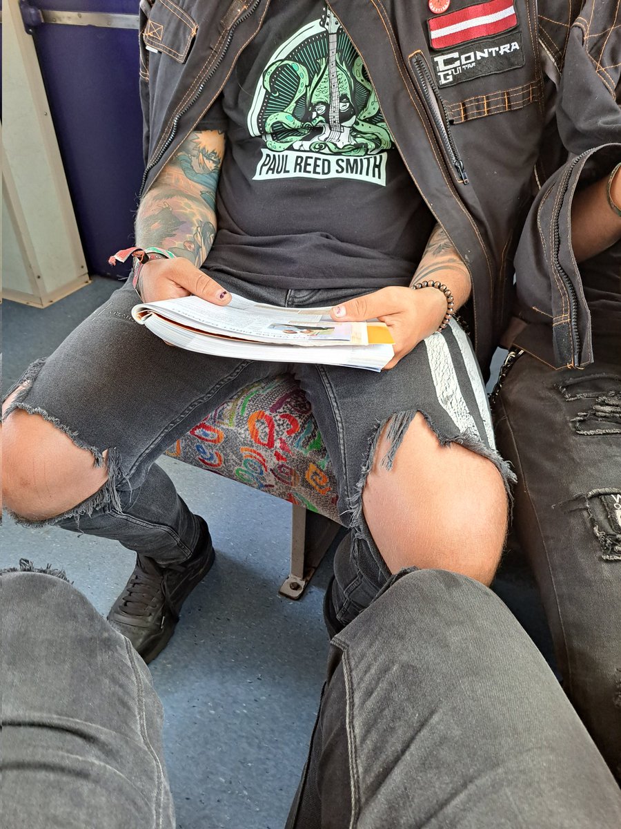 Dzelzis1's tweet image. Braucam mājās no Wacken. Bildē Ņikita. Čalis pirms 4 gadiem saprata, ka Rasņā viņam dzīves nebūs, pārvācās uz Latviju. Ko lasa? Latviešu valodu mācās...