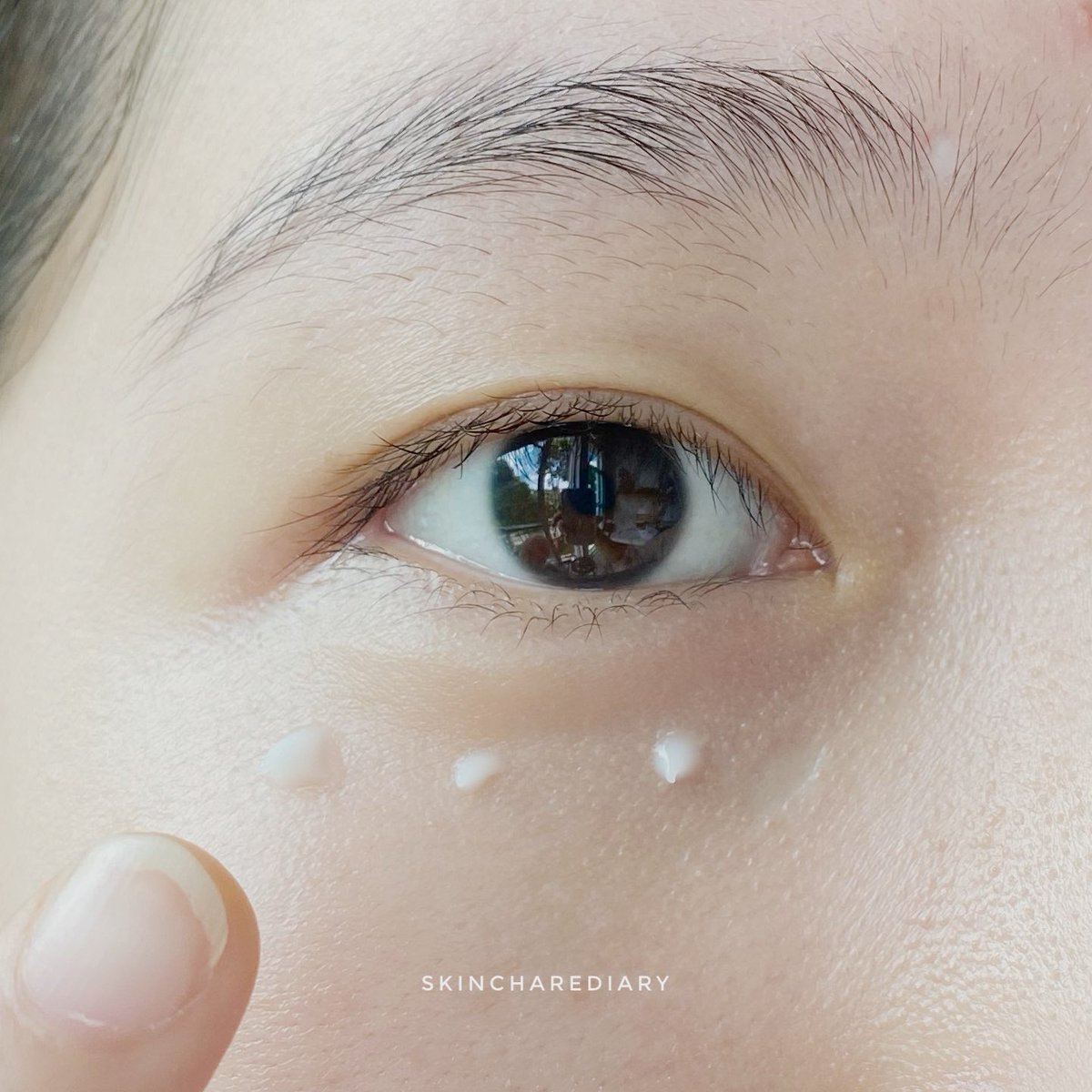 EYE CARE ALERT 👀

kalian yg lagi nyari eye care yg affordable yuk merapat 🙆🏻‍♀️

aku bakal share experienceku make eye serum lokal yg satu ini and harganya itu around 30k-an guys!

everyone, kindly simak threadku yaa to find out more 💖

#racuninskincare