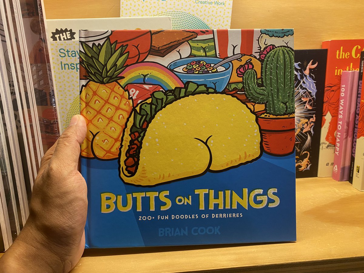 JakkritTomTom's tweet photo. มานิวยอร์กเจอหนังสือเล่มนี้ อ่ยยยยย น่าร้ากกกก สร้างสรรค์ ควรค่าน่าสะสม งู้ยยยย #เมื่อทุกสิ่งกลายเป็นก้น #buttsonthings #tomtominNYC2022 https://t.co/edIxvlXkhl