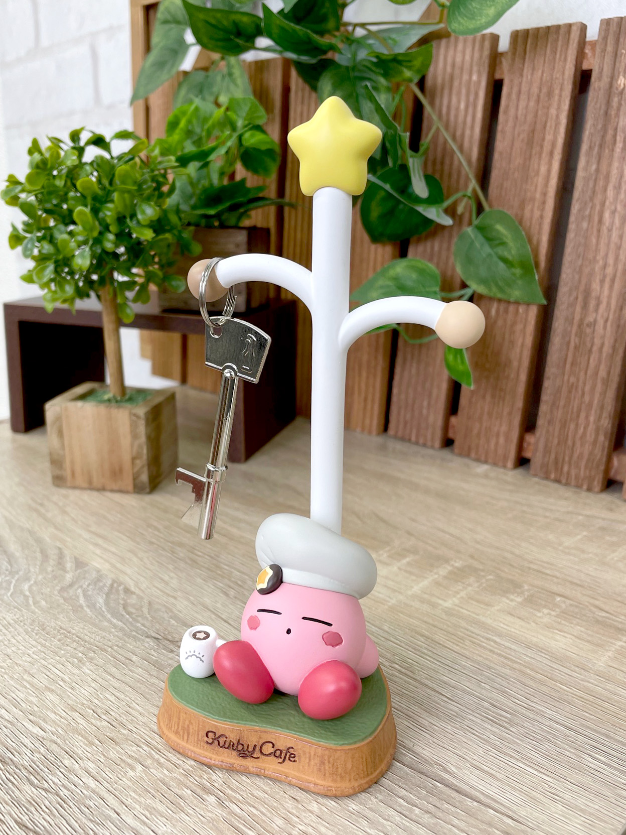Kirby Cafe カービィカフェ 8 11 木 発売 カービィがほっとひといきついている姿が可愛い キーフックスタンド が登場 鍵をかけて使ったり お部屋のインテリアにもぴったりです キーフックスタンド ほっとひといき 3 300 税 通販サイトは8 Kirby Cafe カービィカフェ 8 11 木 発売 カービィがほっとひといきついている姿が可愛い キーフックスタンド が登場 鍵をかけて使ったり お部屋のインテリアにもぴったりです キーフックスタンド ほっとひといき 3 300 税 通販サイトは8
