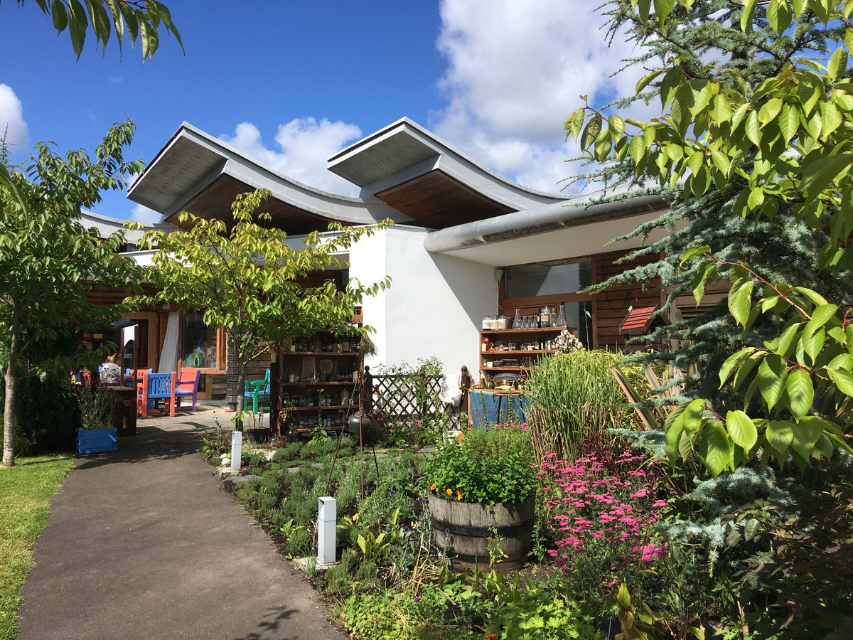 Flowers in the sun 🌻

The Robin House gardens offer families staying with us a place to reflect, relax and take some time, where children play and staff can enjoy lunch together.

Thank you to our wonderful gardening team for maintaining such a fantastic outdoor space 💛