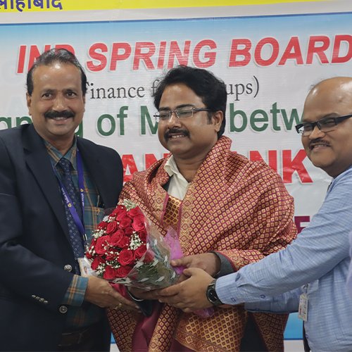 SRMUAP's tweet image. #IndianBank inks #MoU with #Hatchlab Research Centre, #TBI of #SRMUniversityAP to launch &apos;IND Spring Board&apos;, an initiative for financing start-ups and MSMEs. The bank will extend loans of up to Rs. 50 crores
#SRMAP #BusinessIncubator #Startups #Entrepreneurship  #INDSpringBoard