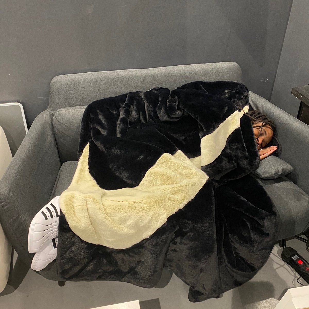 CaminoTV's tweet photo. Yeezy day à 12h     VS        SNKRS DAY à 12h https://t.co/6ooKgWQUl6