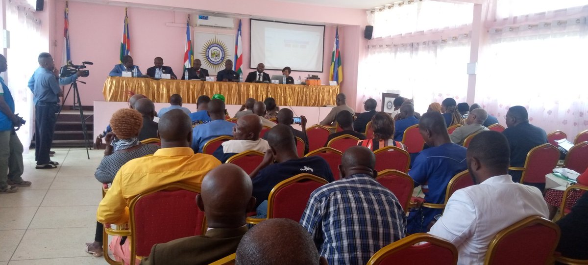 FiacreSalabe1's tweet photo. #Centrafrique: poursuite à Bangui, de la session ordinaire du Conseil économique et social sur l'impact de la digitalisation dans la transformation de l'économie centrafricaine, comme thème du débat entre les conseillers économiques et sociaux.@JBKtweets https://t.co/q06ibnCZ2b