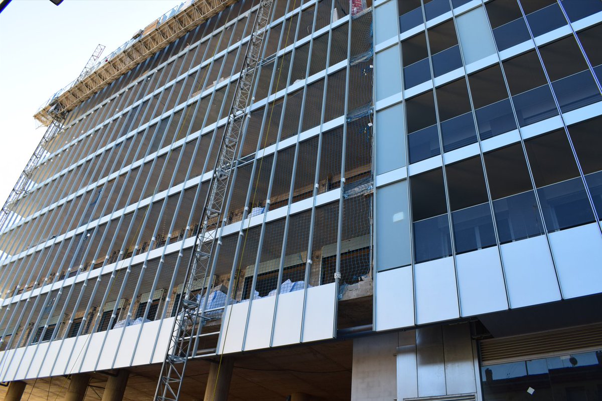 ACYFGroup's tweet photo. Así continúa la fase 3 de las obras del Edificio #Skyline en #Zaragoza. #ACYF se encarga de la fabricación e instalación de la retícula de perfiles de aluminio para la fachada y su acristalamiento; así como la instalación de la #fachadaventilada de #fibrocemento @EQUITONE_es . https://t.co/pGgwBBAskY