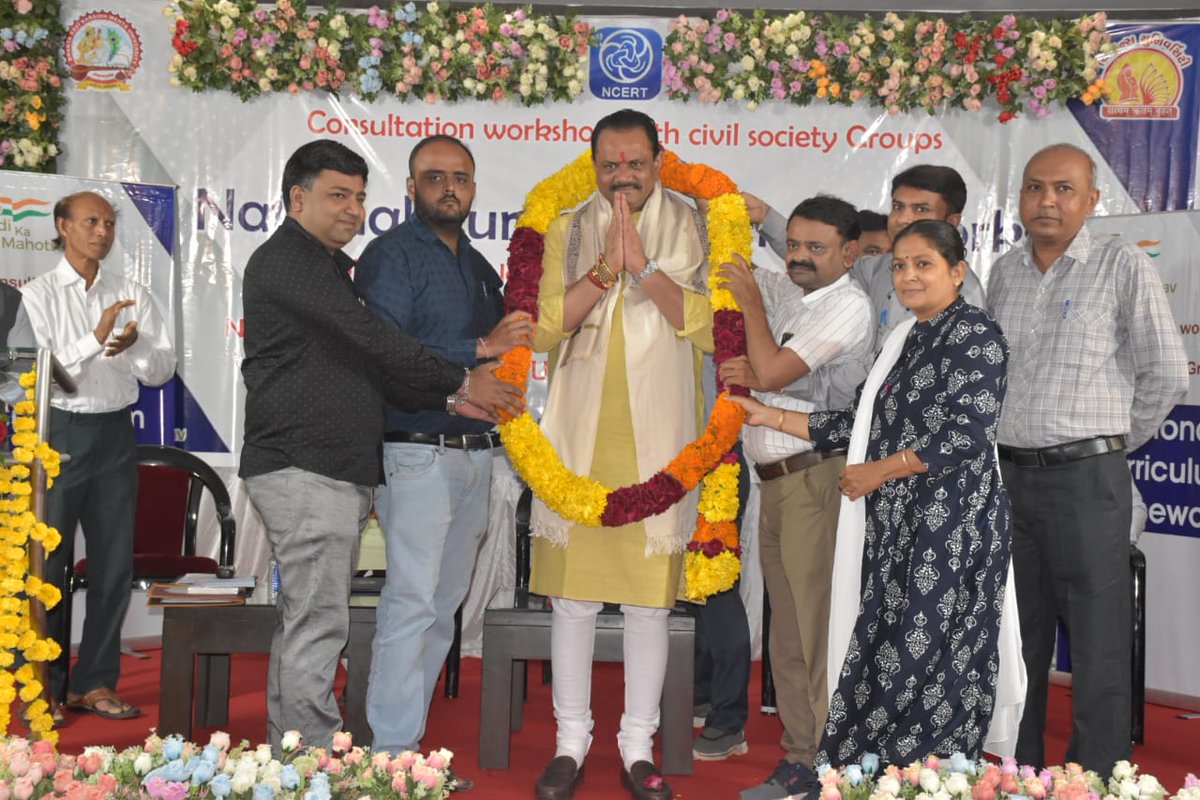 jitu_vaghani's tweet photo. રાષ્ટ્રીય શિક્ષણ નીતિ 2020 અન્વયે NCERT ના અધિકારીઓની ઉપસ્થિતિમાં શૈક્ષણિક સંસ્થાઓ, NGO બાલમંદિરથી લઈ યુનિવર્સિટી સુધીના અધ્યાપકો અને કુલપતિશ્રીની વચ્ચે ચિંતન અને ચર્ચાઓ થાય તે હેતુથી વેરાવળ ખાતે પ્રથમ રાષ્ટ્રીય કાર્યશાળામાં માર્ગદર્શન પૂરું પાડ્યું. https://t.co/2uxYFTy0d6