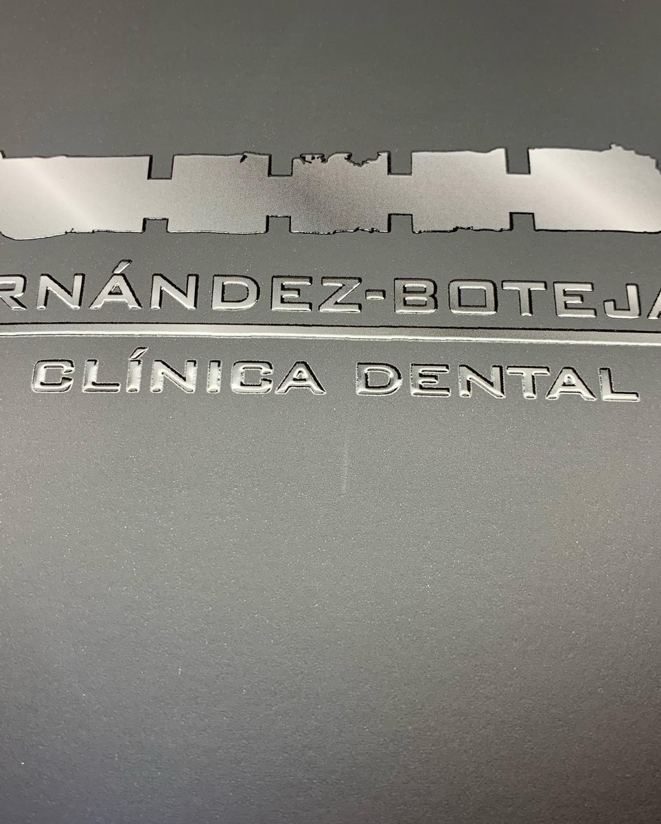 Os enseñamos parte del proceso de la realización de las carpetas para Clínica Dental Hernández-Botejara. 
Así de elegantes quedaron las carpetas laminadas mate con barnizado en relieve.
#queremosquetellevesunabuenaimpresion
#garcilassoimprentayrotulación
#papeleriaimprescindible