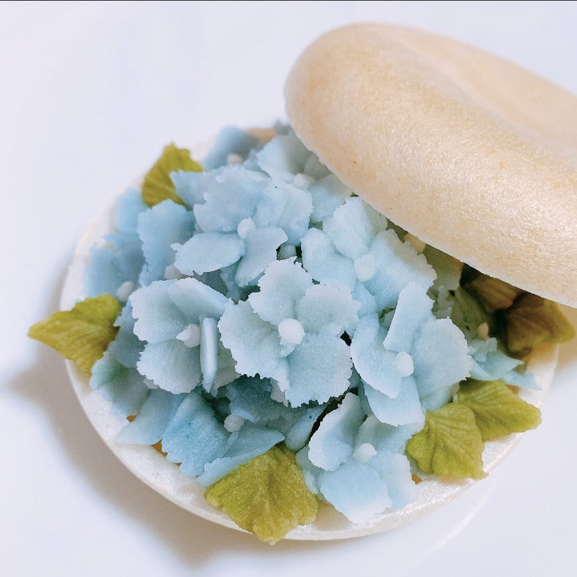 JOJO12Giovanna's tweet image. 今日作ったのは和菓子。
あんフラワーもなか です。

白あんは、市販のものにほんのちょっぴり塩味を足して炊き直ししました。

 #あんフラワー  #beanpasteflower #beanpaste  #お菓子作り好きな人と繋がりたい  #手作りお菓子  #手作り和菓子