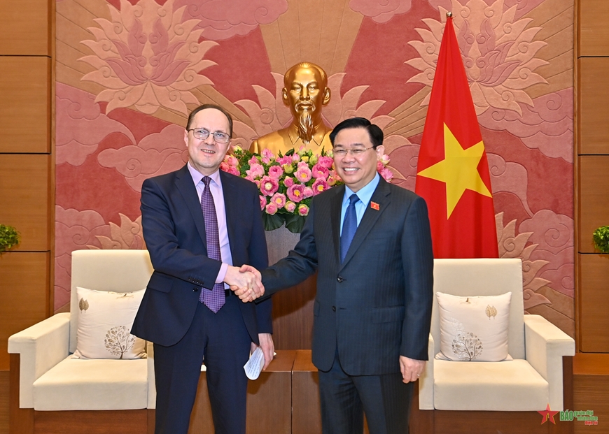 4 августа с.г. Председатель Национального собрания СРВ Выонг Динь Хюэ принял Посла России во Вьетнаме Г.С.Бездетко. Встреча прошла в традиционной атмосфере дружбы и сотрудничества.