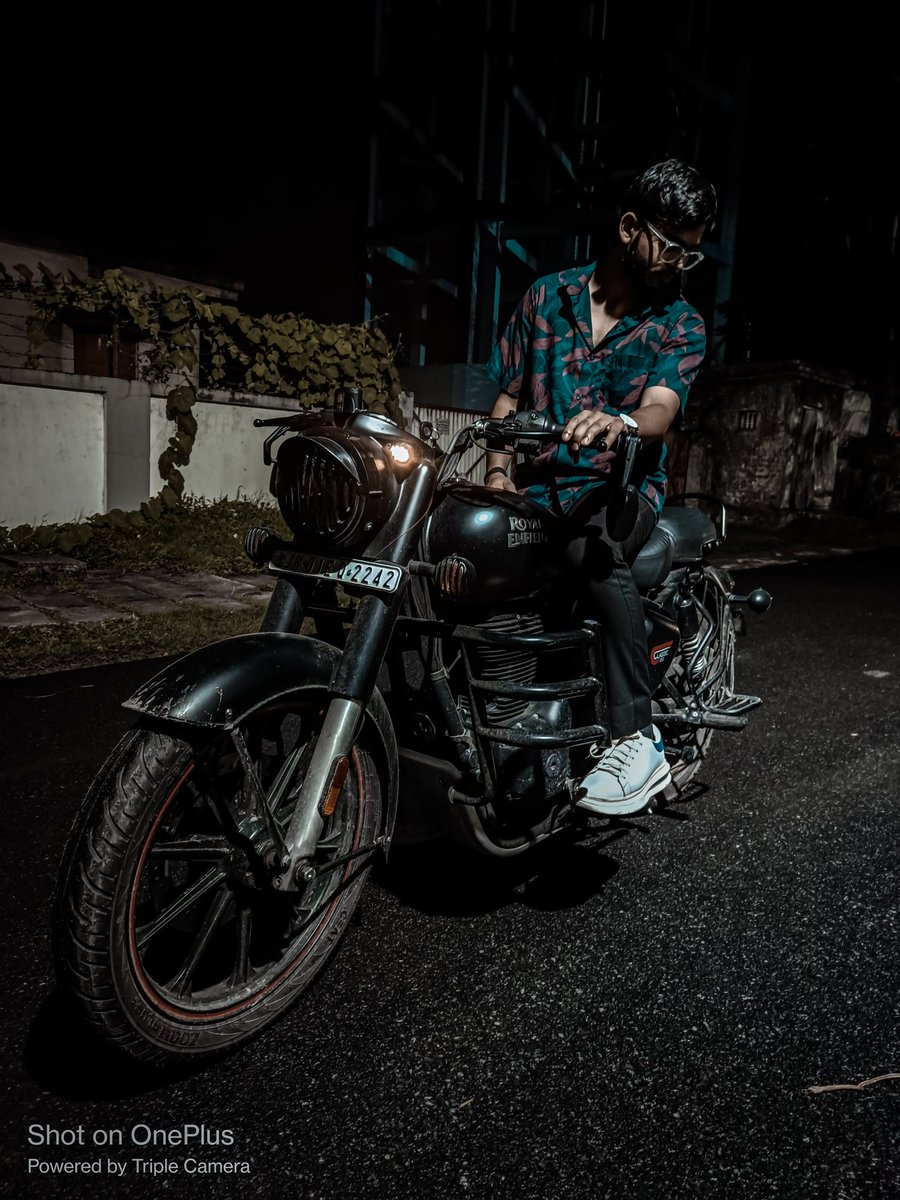 dancerbugsaurab's tweet photo. Driving at night is about communicating with lights @dancerbugsaurab 
#dancerbug_saurabh https://t.co/275ajLbSsQ